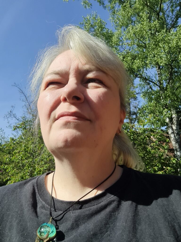 Das Bild zeigt Bibi Rend, die konzentriert in den blauen Himmel blickt.